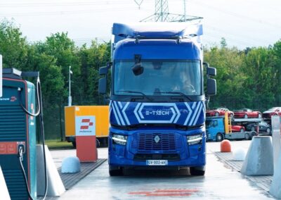 Batterieelektrischer Lkw vom Typ Renault E-Tech beim Heranfahren an eine Ladestation
