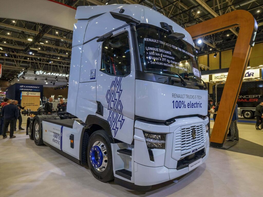 Batterieelektrische Sattelzugmaschine Renault Trucks E-Tech T 780 auf dem Messestand von Renault Trucks auf der Solutrans 2025, fotografiert von schräg vorn