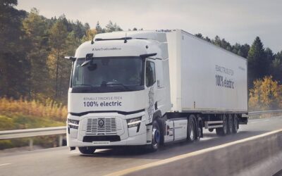 Batterieelektrische Sattelzugmaschine Renault Trucks E-Tech T mit Auflieger auf der Straße
