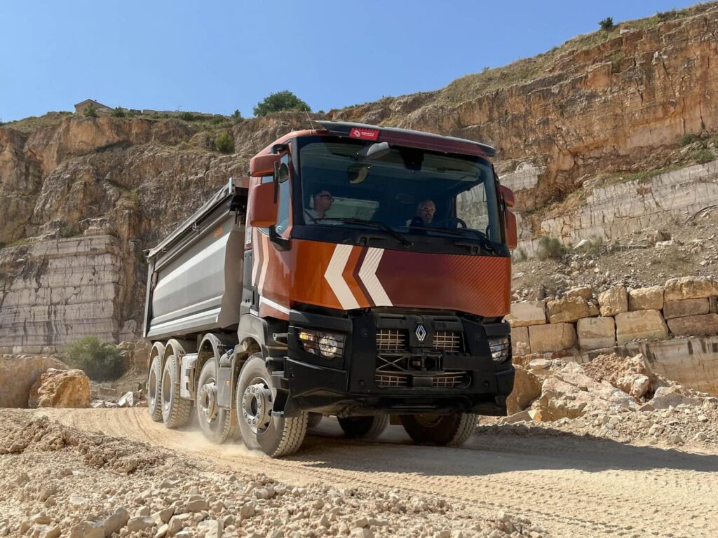 Schwerer Vierachskipper vom Typ Renault Trucks K in einem Steinbruch
