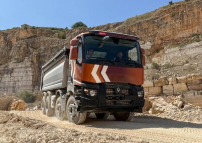 Schwerer Vierachskipper vom Typ Renault Trucks K in einem Steinbruch