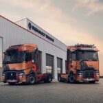Zwei Sattelzugmaschinen von Renault Trucks solo vor einem Werkstattgebäude; links mit T-Fahrerhaus, rechts das höhere T High