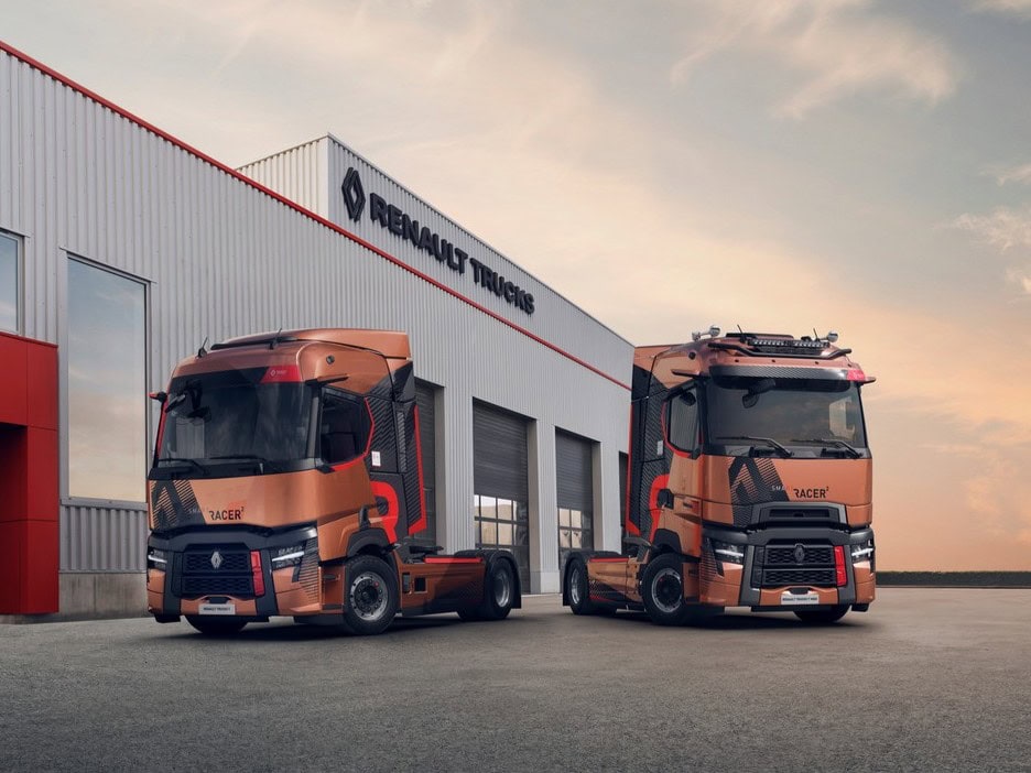 Zwei Sattelzugmaschinen von Renault Trucks solo vor einem Werkstattgebäude; links mit T-Fahrerhaus, rechts das höhere T High