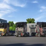 Drei Sattelzugmaschinen von Renault Trucks in der Version T High Ultimate Edition in den Farbvarianten Gold, Grau und Violett (von links nach rechts) nebeneinander, solo ohne Sattelauflieger