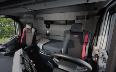 Innenansicht einer Sattelzugmaschine der Serie T High Ultimate Edition von Renault Trucks mit Blick auf die Luxussitze von Fahrer und Beifahrer und den rückwärtigen Bereich mit Bett