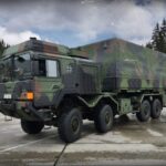 Ein vierachsiger Militär-Lkw in Bundeswehr-Farben, basierend auf der HX-Serie von Rheinmetall MAN Military Vehicles