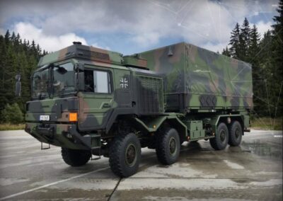 Rheinmetall: Bundeswehr ruft mehr als 2.000 Fahrzeuge ab Ein vierachsiger Militär-Lkw in Bundeswehr-Farben, basierend auf der HX-Serie von Rheinmetall MAN Military Vehicles