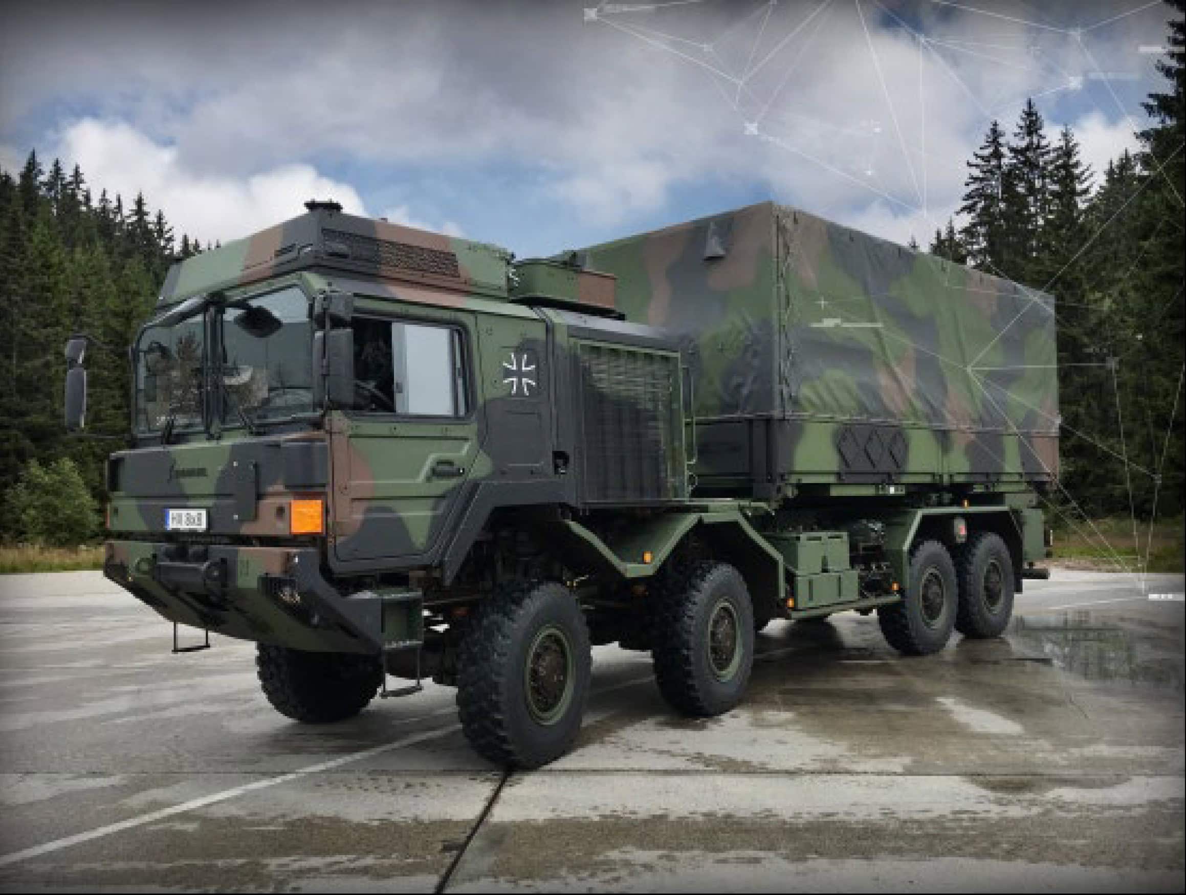 Ein vierachsiger Militär-Lkw in Bundeswehr-Farben, basierend auf der HX-Serie von Rheinmetall MAN Military Vehicles
