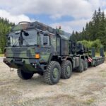 Schwertransporter vom Typ RMMV HX81 SaZgM Elefant 2 für die Bundeswehr, 8x8-Vierachser geparkt im Gelände mit achtachsigem Tiefladeanhänger