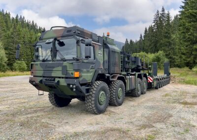 Elefanten im Anmarsch: Rheinmetall-Schwertransporter für die Bundeswehr Schwertransporter vom Typ RMMV HX81 SaZgM Elefant 2 für die Bundeswehr, 8x8-Vierachser geparkt im Gelände mit achtachsigem Tiefladeanhänger