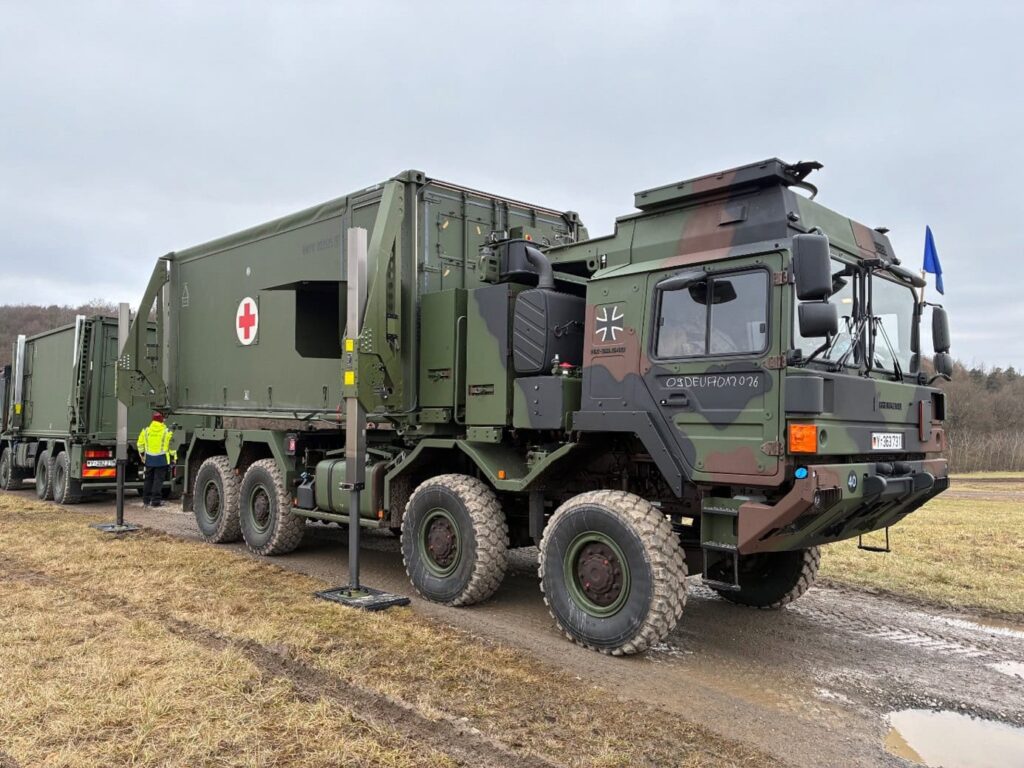 Mobile Rettungsstation von Rheinmetall im Einsatz bei der Bundeswehr; Trägerfahrzeug des Sanitätscontainers ist ein vierachsiger Lkw