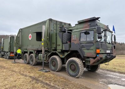 Mobile Rettungsstation von Rheinmetall im Einsatz bei der Bundeswehr; Trägerfahrzeug des Sanitätscontainers ist ein vierachsiger Lkw