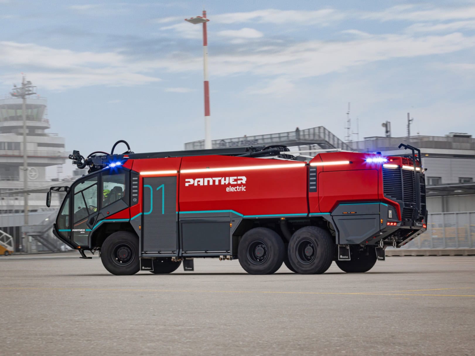 Flughafenlöschfahrzeug vom Typ Rosenbauer Panther Electric vor einem schemenhaft dargestellten Flughafen