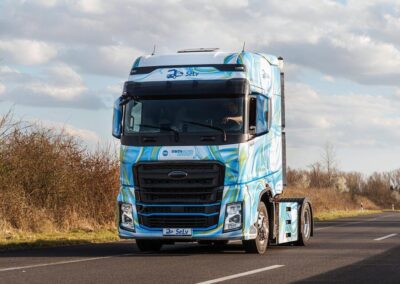 Brennstoffzellen-Lkw-Prototyp der RWTH Aachen auf einer Landstraße