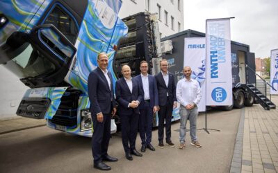 Prototyp eines schweren Brennstoffzellen-Lkw, davor Mitarbeiter der RWTH Aachen und der Mahle GmbH