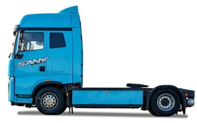 Ein batterieelektrischer E-Lkw von Sany als 4x2-Sattelzugmaschine, freigestellte Studioaufnahme von der Fahrerseite