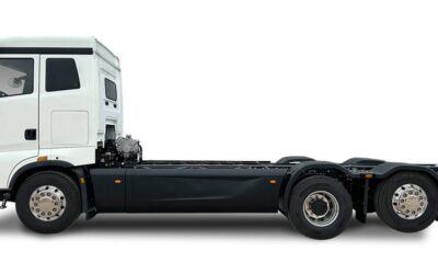 Ein batterieelektrischer E-Lkw von Sany als 6x2-Fahrgestell mit Liftachse, freigestellte Studioaufnahme von der Fahrerseite