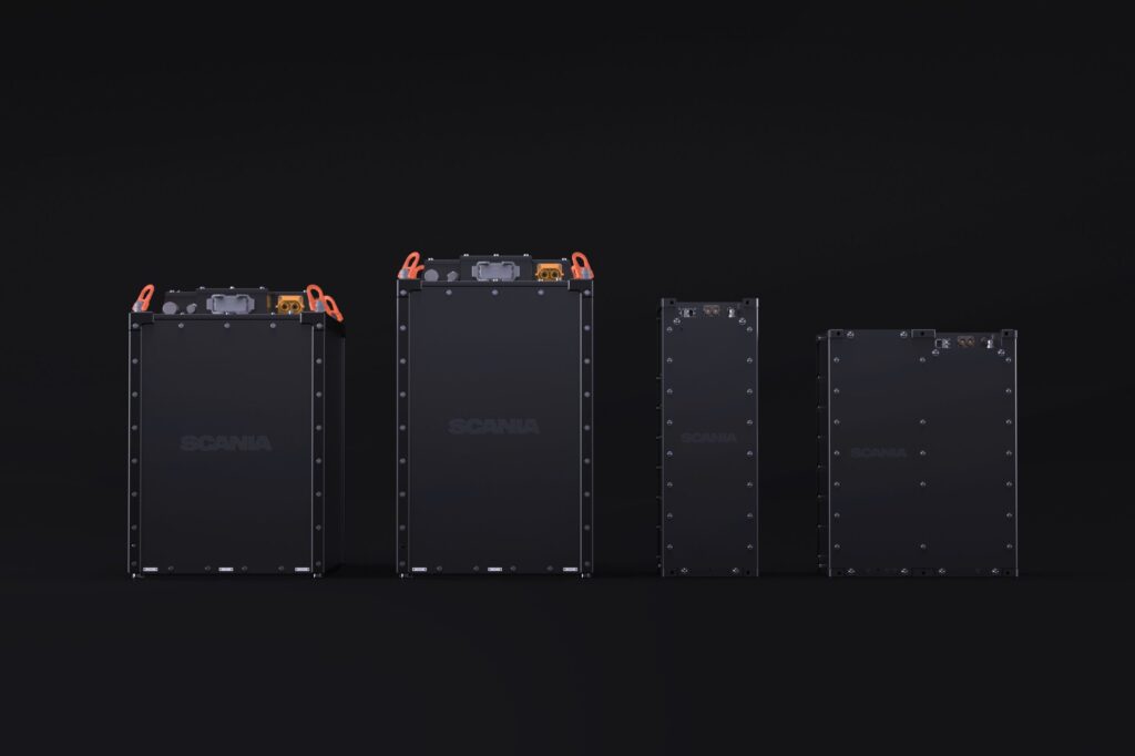 Studioaufnahme von vier Batteriepaketen aus dem Programm von Scania Industrial Batteries