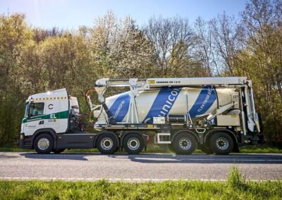 Scania realisiert vollelektrischen Fahrmischer Eine dreiachsige Scania-Sattelzugmaschine und ein zweiachsiger Liebherr-Fahrmischer als vollelektrische Komplettlösung