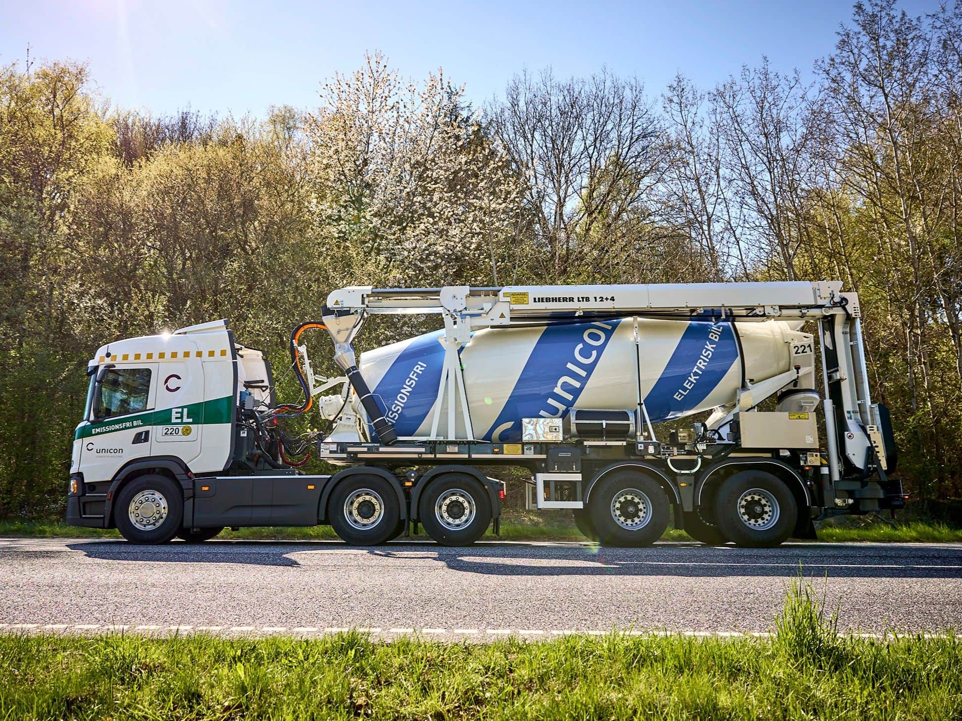 Eine dreiachsige Scania-Sattelzugmaschine und ein zweiachsiger Liebherr-Fahrmischer als vollelektrische Komplettlösung