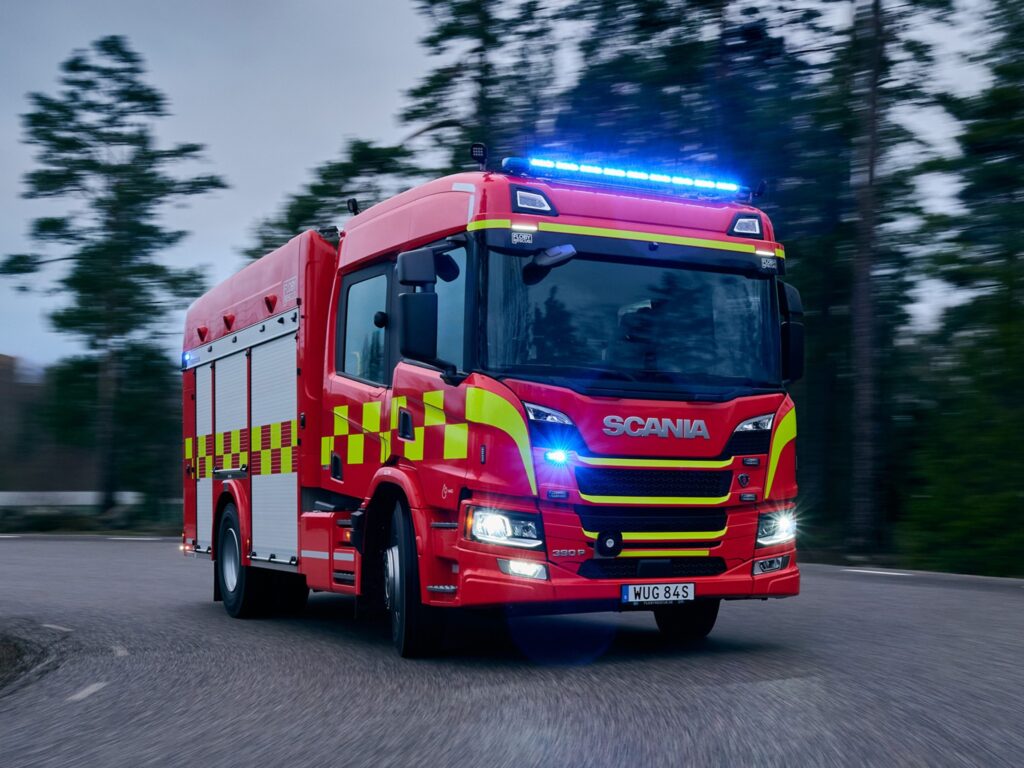 Ein batterielektrisches Feuerwehrfahrzeug von Scania mit Mannschaftsfahrerhaus auf einer Landstraße