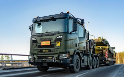 Eine 8x4-Schwerlastzugmaschine mit Scania-Mannschaftsfahrerhaus und Tieflader beim militärischen Panzertransport