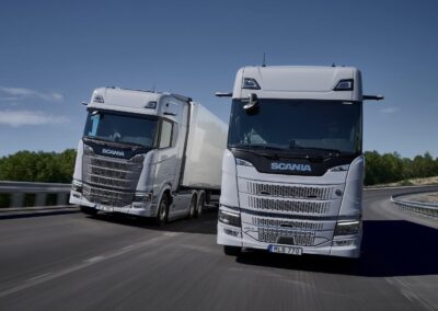 Zwei nebeneinander fahrende Scania-Sattelzüge mit neu gestaltetem S- (links) und R-Fahrerhaus nach dem auf der IAA 2026 gezeigten „Dynamic“-Facelift