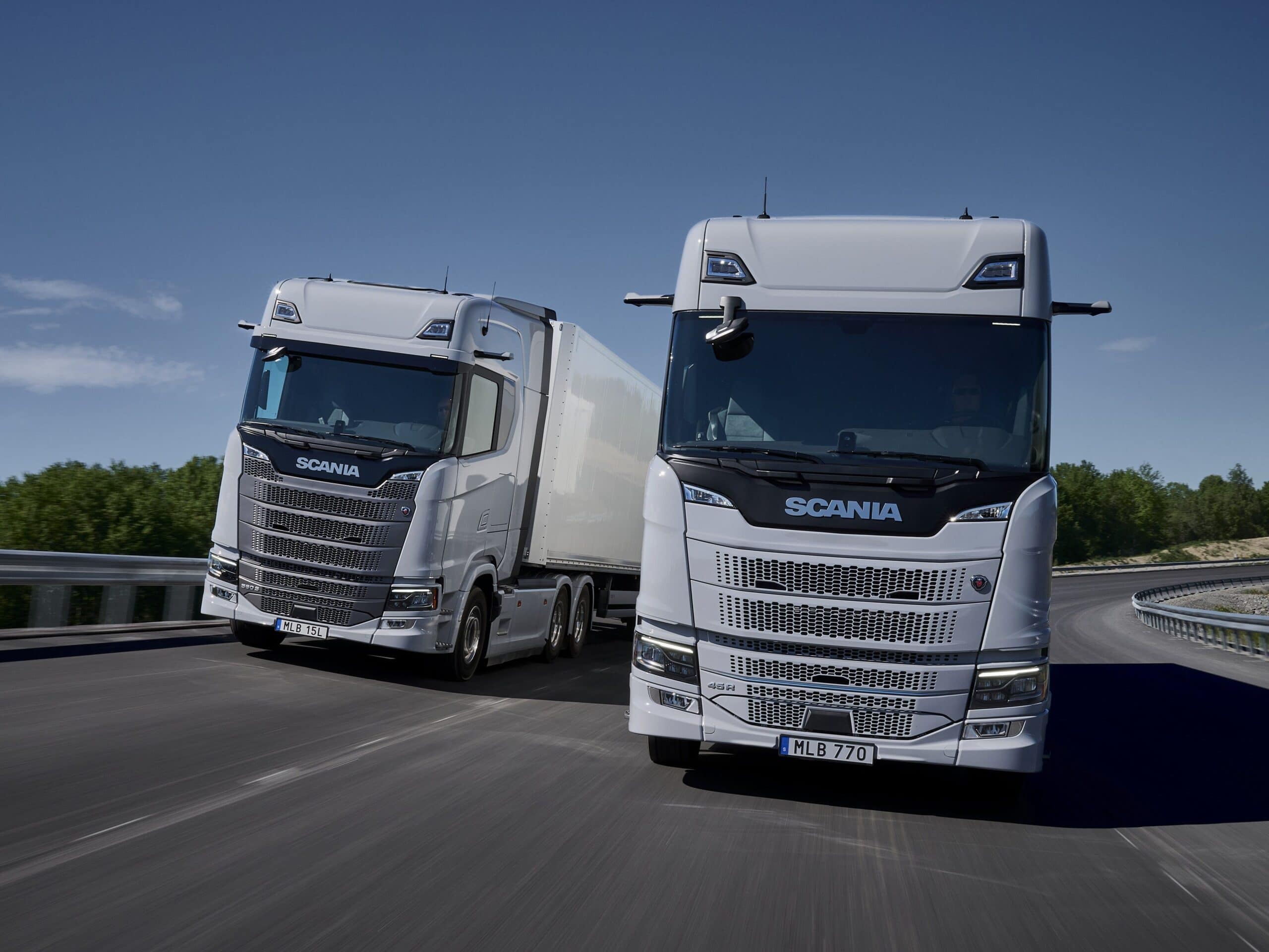 Zwei nebeneinander fahrende Scania-Sattelzüge mit neu gestaltetem S- (links) und R-Fahrerhaus nach dem auf der IAA 2026 gezeigten „Dynamic“-Facelift