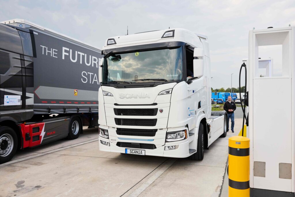 Batterieelektrischer Lkw von Scania an einer Megawatt-Ladestation