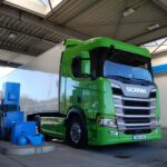 Sattelzugmaschine vom Typ Scania R 430 mit Kofferauflieger an einer Zapfsäule