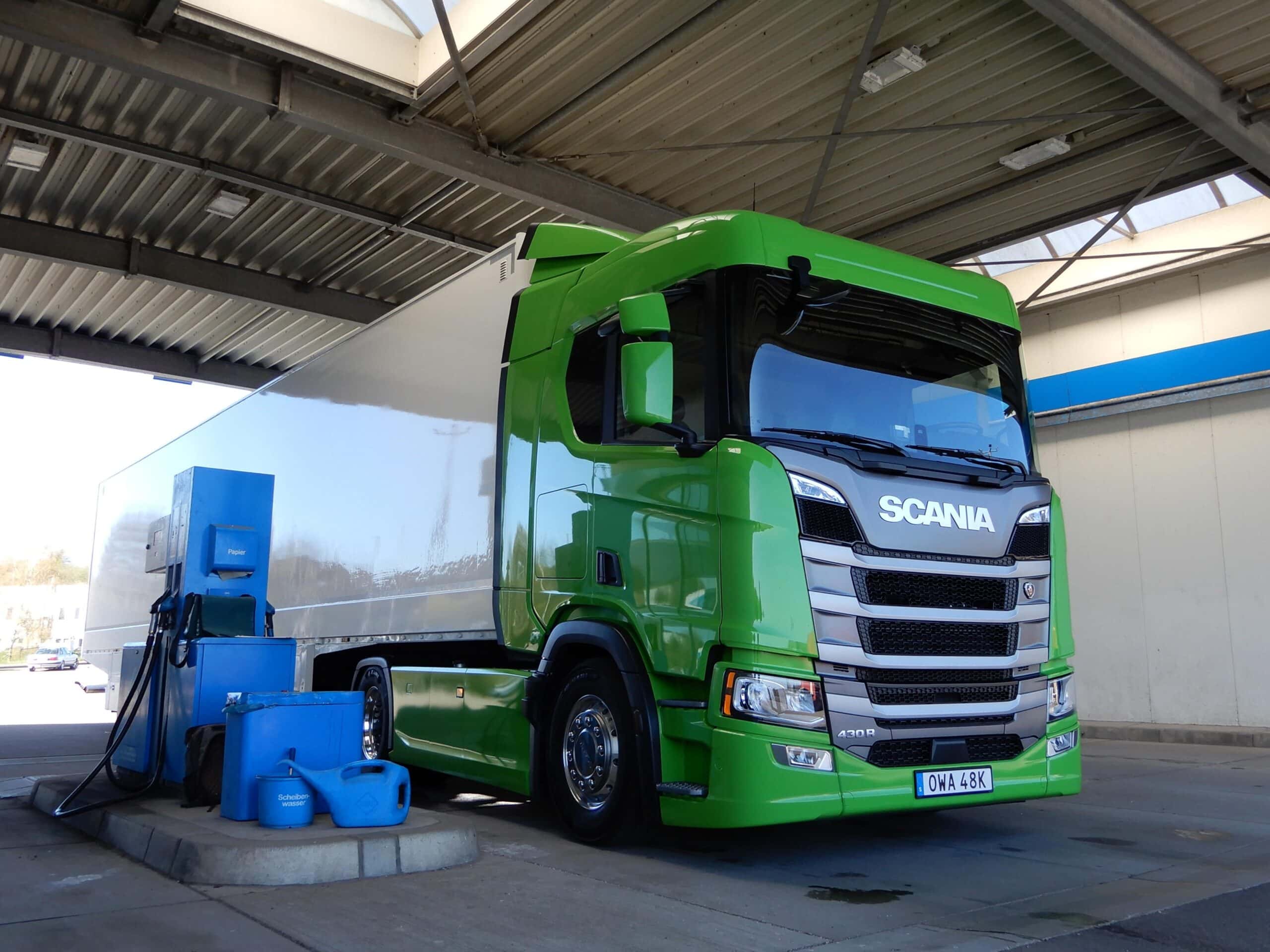 Sattelzugmaschine vom Typ Scania R 430 mit Kofferauflieger an einer Zapfsäule