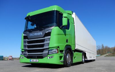 Sattelzugmaschine vom Typ Scania R 430 mit Kofferauflieger auf einem Parkplatz
