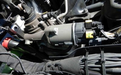 Detailbild bei gekippter Kabine einer Sattelzugmaschine vom Typ Scania R 430, im Fokus steht das Lenkgetriebe