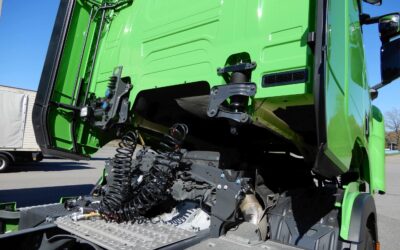 Blick auf die Kabinenrückwand und die Aufliegeranschlüsse an einer Sattelzugmaschine vom Typ Scania R 430