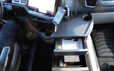 Blick auf Mittelkonsole einer Sattelzugmaschine vom Typ Scania R 430; oben ein Touchscreen, darunter eine offene Ablage und ganz unten zwei Schubladen übereinander
