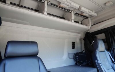 Blick an die Kabinenrückwand einer Sattelzugmaschine vom Typ Scania R 430, man sieht unten das Bett und oben eine Schrankwand