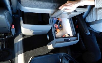 Blick auf die Schubfächer unter der Liege in einer Sattelzugmaschine vom Typ Scania R 430, fahrerseitig mit eingebautem Kühlschrank