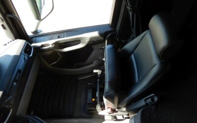 Blick auf den klappbaren Beifahrersitz in einer Sattelzugmaschine vom Typ Scania R 430