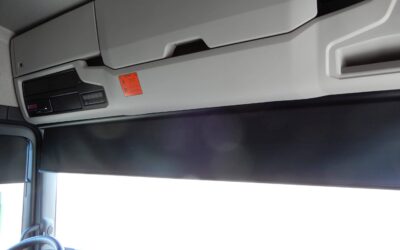 Blick auf das elektrisch bedienbare Sonnenrollo an der Frontscheibe einer Sattelzugmaschine vom Typ Scania R 430