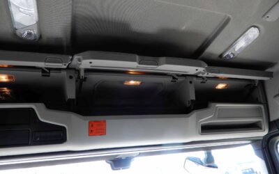 Blick auf die Ablagefächer über der Frontscheine einer Sattelzugmaschine vom Typ Scania R 430
