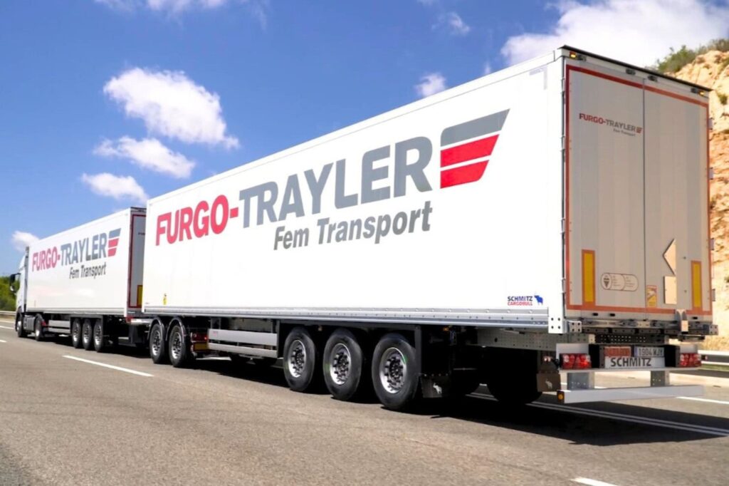 Lang-Lkw-Kombination aus Zugmaschine und Sattelauflieger, Dolly und einem weiteren Sattelauflieger