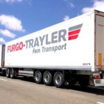 Lang-Lkw-Kombination aus Zugmaschine und Sattelauflieger, Dolly und einem weiteren Sattelauflieger