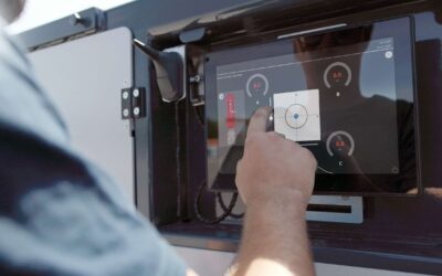 Bediendisplay an einem SPMT-Schwerlastmodul von Scheuerle; ein Mann tippt mit dem Finger auf den Touchscreen