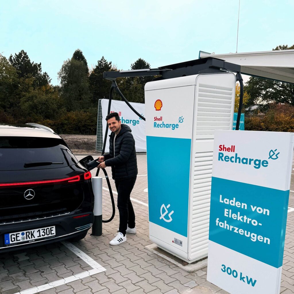 Ein Mann lädt an einer Ladestation von Shell Recharge seinen Elektro-Pkw