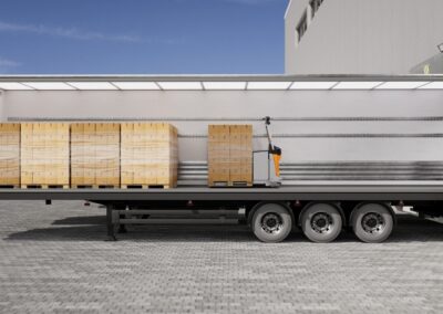 STILL: autonomes Be- und Entladen von Lkw Sattelauflieger mit geöffneter Plane in der Seitenansicht, im Innern Paletten und ein autonomer Niederhubwagen STILL AXL 15 iGo