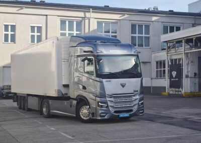 Batterieelektrische Sattelzugmaschine vom Typ Superpanther eTopas600 mit Auflieger auf einem Betriebshof