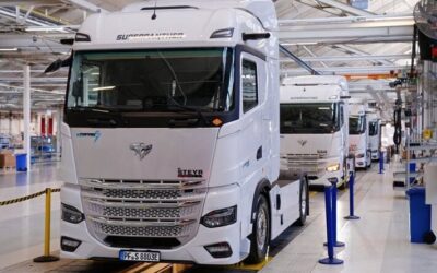 Blick in die Montagehalle von Steyr Automotive in Österreich, in der Lkw vom Typ Superpanther eTopas 600 hintereinander auf eine Fertigungsstraße stehen