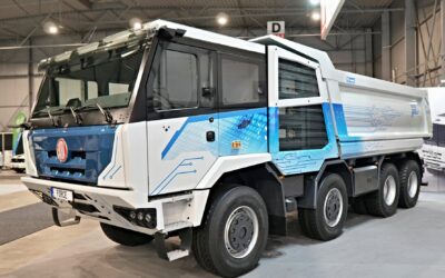 Batterieelektrischer 8x8 Muldenkipper vom Typ Tatra Force e-Drive BEV auf einem Messestand