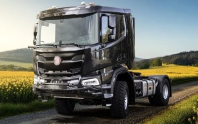 Ein zweiachsiger Agrartruck auf Basis der Tatra Phoenix-Baureihe auf einem Feldweg