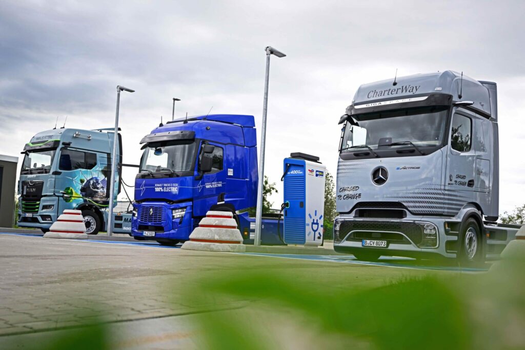 Drei Elektro-Lkw ziehen Strom an Ladesäulen von TotalEnergies